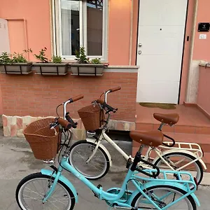 Couette-café Flyhouse, Fiumicino